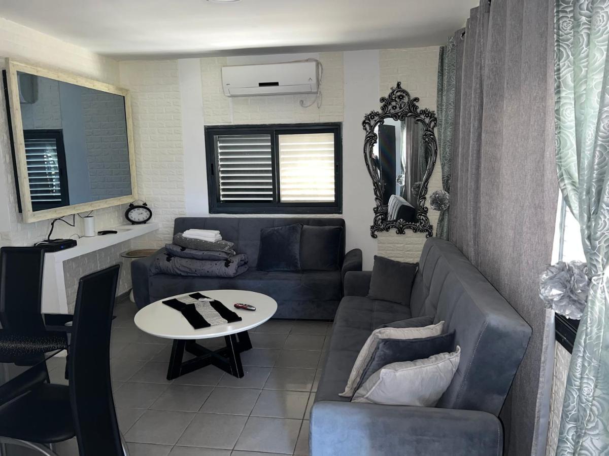 Ferienwohnung Housing Unit In The Moshav Mishmār Hāyardin Exterior foto